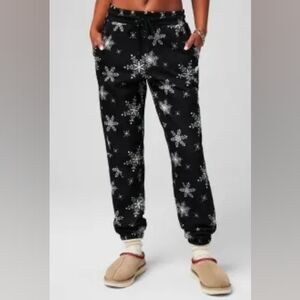 Fabletics Holiday Snowflake Pattern Joggers With Pockets Excellent Condition